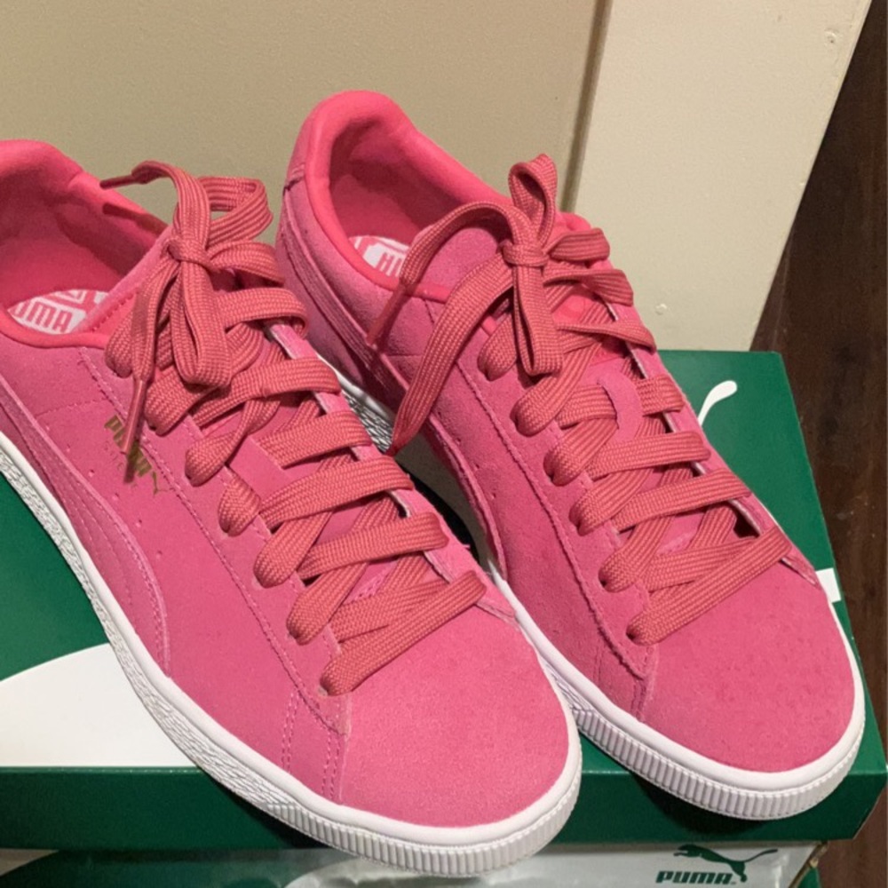 Women’s Pink Puma suede classic sneaker